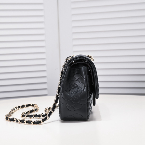 シャネルバッグ背面デザイン